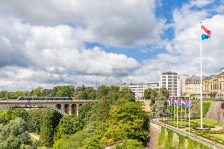 Nationalflagge auf dem Platz der Verfassung in Luxemburg-Stadt