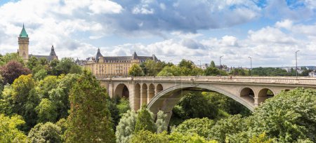 Panorama der Adolphe-Brücke zum Bourbon Plateau in Luxemburg-Stadt