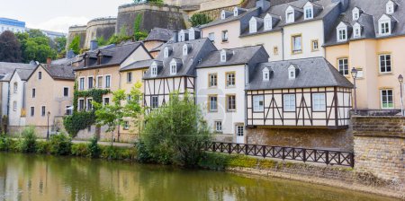 Panorama de casas de entramado de madera en el río Alzette en la ciudad de Luxemburgo