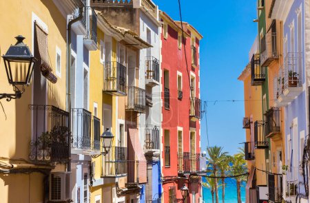 Façades colorées dans une rue escarpée de Villajoyosa, Espagne