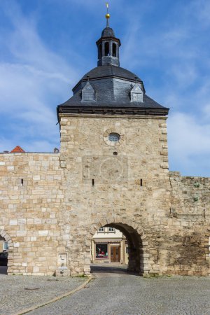 Das Innere Frauentor in der umgebenden Stadtmauer von Mühlhausen