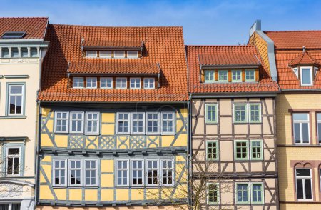 Maisons à colombages colorées dans le centre historique de Muhlhausen, Allemagne