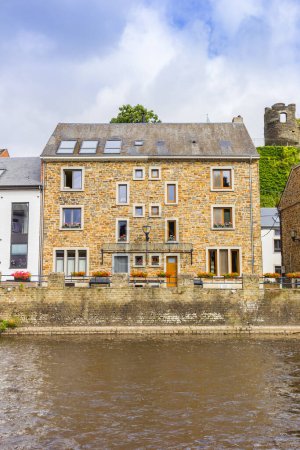 Historisches Steinhaus am Flussufer in La Roche-en-Ardenne, Belgien