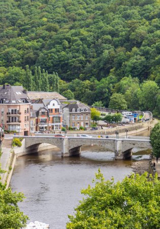 Luftaufnahme über den Fluss und die historische Brücke in La Roche-en-Ardenn