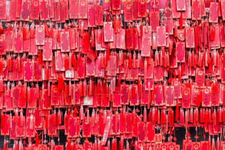 Tablas rojas de oración en la pared del Palacio de Tianhou en Tianjin, China