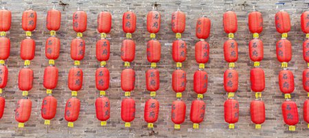 Panorama de nombreuses lanternes sur le mur de la ville de Yangliuqing à Tianjin, en Chine