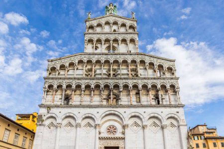 Fassade der historischen Kirche San Michele in Lucca, Italien