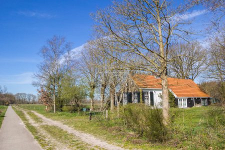 Weißes Haus im Naturschutzgebiet Drents-Friese Wold, Niederlande