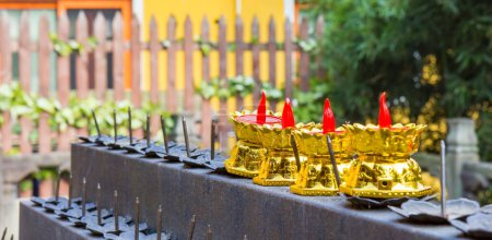 Panorama de bougies dorées au temple Lingyin à Hangzhou, Chine