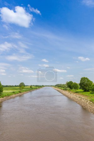 Río Ems pasando por el paisaje en primavera cerca de Papenburg, Alemania