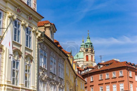 Barrio histórico de Mala Strana con la iglesia Nicholas en Praga, República Checa