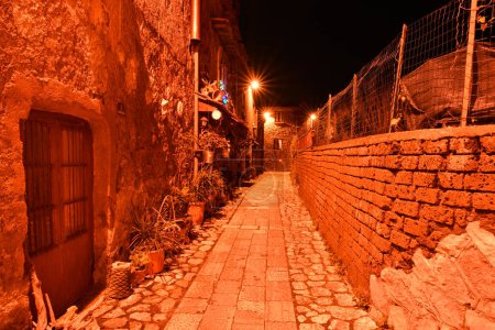 Eine enge Gasse zwischen den alten Steinhäusern eines mittelalterlichen Viertels der Stadt Caserta, Italien.
