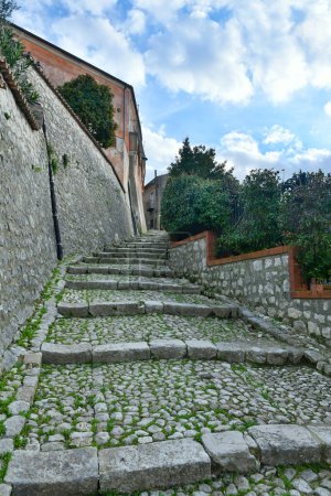 Téléchargez les photos : Une rue étroite entre les vieilles maisons de Montesarchio, un village dans la province de Bénévent en Italie. - en image libre de droit