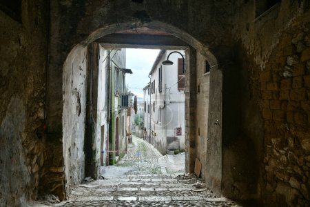 Eine enge Gasse zwischen den alten Häusern von Montesarchio, einem Dorf in der Provinz Benevento in Italien.