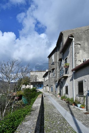 Téléchargez les photos : Une rue étroite entre les vieilles maisons de Montesarchio, un village dans la province de Bénévent en Italie. - en image libre de droit