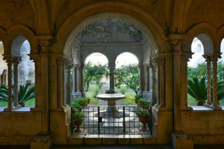 Téléchargez les photos : A detail of the cloister of the Fossanova abbey. It is located in Italy in the Lazio region, not far from Rome. - en image libre de droit