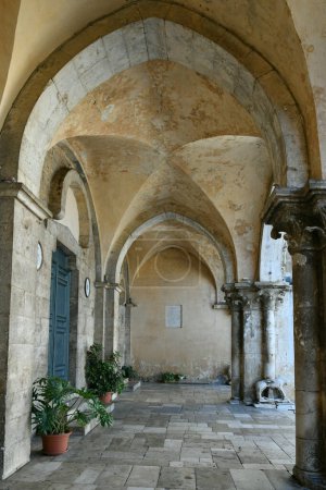 Téléchargez les photos : Portico and entrance in the cathedral of Priverno, a medieval town not far from Rome. - en image libre de droit