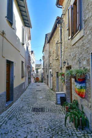 Téléchargez les photos : A narrow street in the historic center of Priverno, an old village in Lazio, not far from Rome, Italy. - en image libre de droit