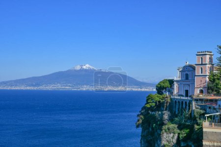 Téléchargez les photos : The Vesuvius volcano stands out over the gulf of Naples. Landscape from the town of Vico Equense, Italy. - en image libre de droit