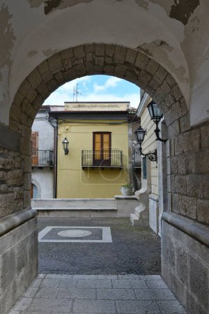 Téléchargez les photos : Une rue étroite entre les vieilles maisons de San Lupo, une petite ville de la province de Bénévent, Italie. - en image libre de droit