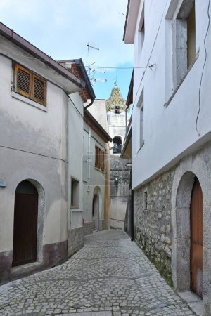 Téléchargez les photos : Une rue étroite entre les vieilles maisons de San Lupo, une petite ville de la province de Bénévent, Italie. - en image libre de droit