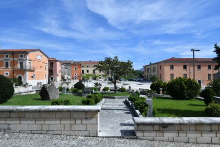 Foto de La colorida plaza de Cerreto Sannita, una pequeña ciudad de la provincia de Benevento, Italia. - Imagen libre de derechos