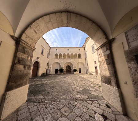 Foto de : La entrada de un antiguo palacio noble en la ciudad de Cerreto Sannita en la provincia de Benevento, Italia. - Imagen libre de derechos