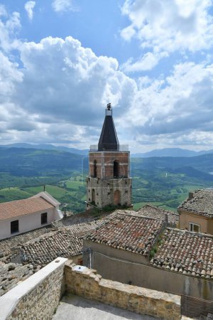 Téléchargez les photos : Vue panoramique du village de Cairano en Campanie, Italie. - en image libre de droit