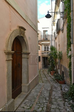 Téléchargez les photos : Une rue étroite entre les vieilles maisons du Monte San Biagio, un village médiéval dans les montagnes du Latium, Italie. - en image libre de droit
