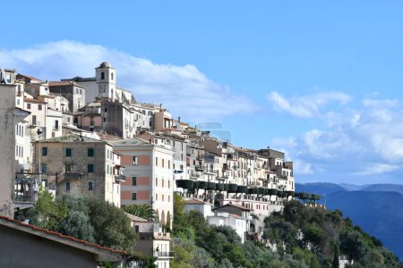 Téléchargez les photos : Vue panoramique sur Monte San Biagio, un village médiéval dans les montagnes du Latium, Italie. - en image libre de droit