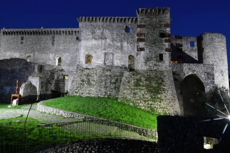 Foto de Las murallas de un castillo medieval en Riardo, un pueblo en Campania en Italia. - Imagen libre de derechos