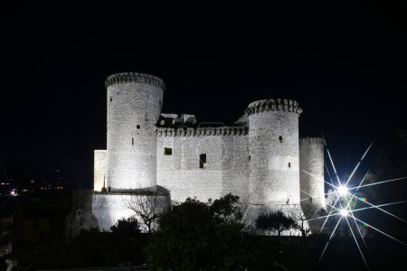Foto de Las murallas de un castillo medieval en Riardo, un pueblo en Campania en Italia. - Imagen libre de derechos