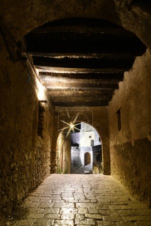 Foto de Una calle estrecha en Riardo, un pueblo medieval en Campania, Italia. - Imagen libre de derechos