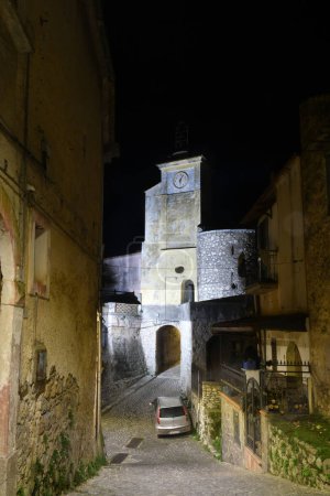Eine enge Straße in Riardo, einem mittelalterlichen Dorf in Kampanien, Italien.