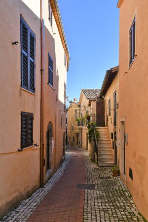 Téléchargez les photos : Une rue à Prossedi, un village médiéval dans le Latium, Italie. - en image libre de droit