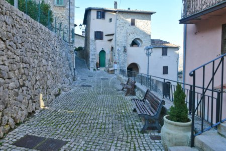 Téléchargez les photos : Une rue à Prossedi, un village médiéval dans le Latium, Italie. - en image libre de droit
