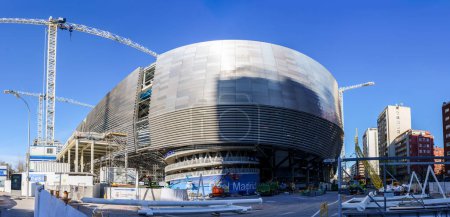 Téléchargez les photos : MADRID, ESPAGNE, 25 mars 2023. Panorama du stade Santiago Bernabeu en pleine rénovation du lieu où le Real Madrid C.F. Terrain de football. Champ plein de machines. - en image libre de droit