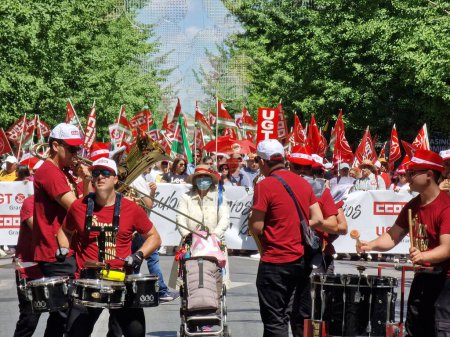 Foto de Granada, España, 1 de mayo de 2023. Manifestación de sindicatos, partidos políticos por los derechos de los trabajadores el 1 de mayo. - Imagen libre de derechos