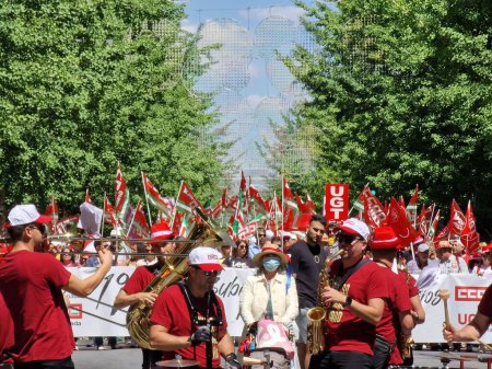 Téléchargez les photos : Grenade, Espagne, 1er mai 2023. Manifestation des syndicats, partis politiques pour les droits des travailleurs le 1er mai. - en image libre de droit