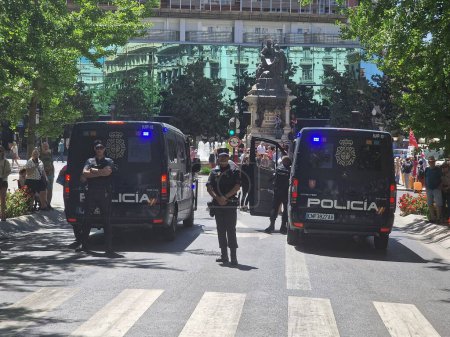 Foto de Granada, España, 1 de mayo de 2023. Policía vigilando la manifestación de sindicatos, partidos políticos por los derechos de los trabajadores el 1 de mayo. - Imagen libre de derechos