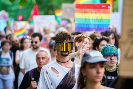 Téléchargez les photos : Grenade, Espagne. 26 juin 2023. Beaucoup de gens revendiquent leurs droits lors de la manifestation LGBTQ Pride - en image libre de droit