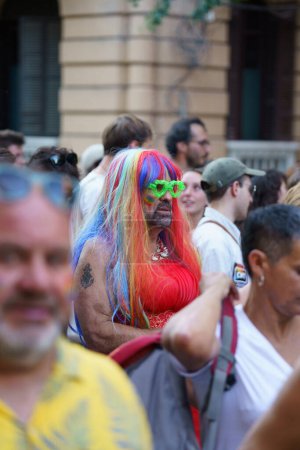 Téléchargez les photos : Grenade, Espagne. 26 juin 2023. Beaucoup de gens revendiquent leurs droits lors de la manifestation LGBTQ Pride - en image libre de droit