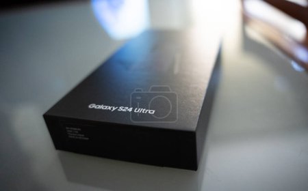 Foto de Granada, Andalucía, España, 24 de enero de 2024: Nuevo Samsung S24, smartphone Ultra en su caja. Fotografía editorial ilustrativa - Imagen libre de derechos