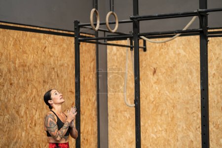 Photo horizontale avec espace de copie d'une athlète féminine sur le point de s'entraîner avec des anneaux olympiques