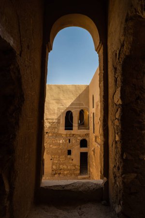 Téléchargez les photos : Fenêtre intérieure du château du désert de Qasr Kharana sur la cour en Jordanie - en image libre de droit