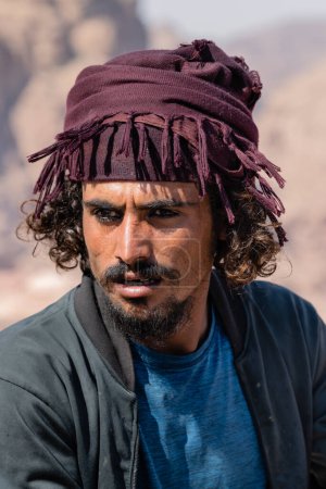 Foto de Petra, Wadi Musa, Jordania - 28 de octubre de 2022: Retrato del hombre beduino jordano - Imagen libre de derechos