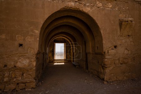 Téléchargez les photos : Porte d'entrée de Qasr Kharana, parfois Qasr al-Harrana, Qasr al-Kharanah, Kharaneh ou château du désert de Hraneh en Jordanie - en image libre de droit