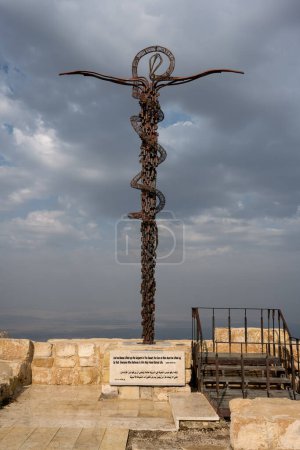 Téléchargez les photos : Mont Nebo, Jordanie - 26 octobre 2022 : Statue de la Croix de Serpentin ou monument du Serpent du Brésil - en image libre de droit