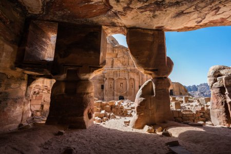 Téléchargez les photos : Tombeau du soldat romain vu du Triclinium coloré à Petra, Jordanie - en image libre de droit