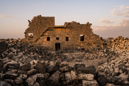 Foto de Umm El Jimal House II o Tercera Casa en Jordania, Ruina de un edificio de piedra de basalto antiguo tardío - Imagen libre de derechos